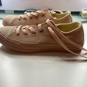 New Converse Women Size 5 Low Top Sneaker